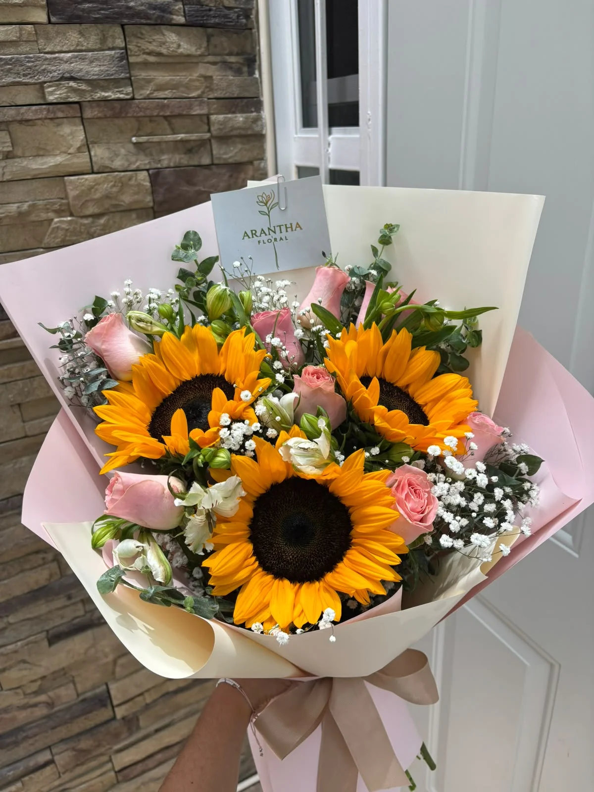 Arreglo de girasoles y rosas